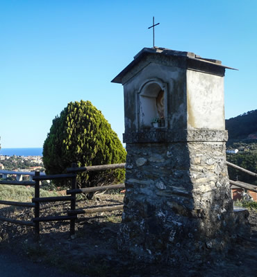 edicola votiva a Maxena di Chiavari lungo il percorso che collega San Pier di Canne a Maxena e Montallegro