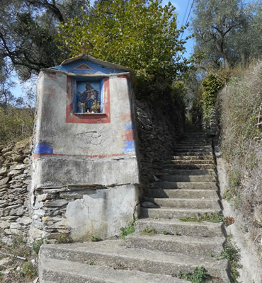 edicola votiva tra i sentieri della frazione di Sanguineto in Chiavari