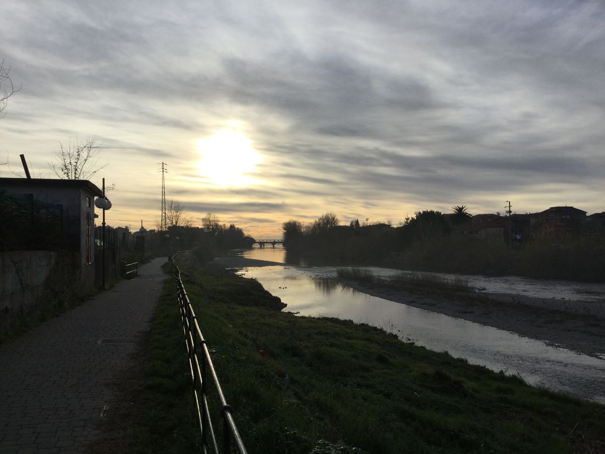 tramonto sul fiume Entella lungo il percorso ciclabile