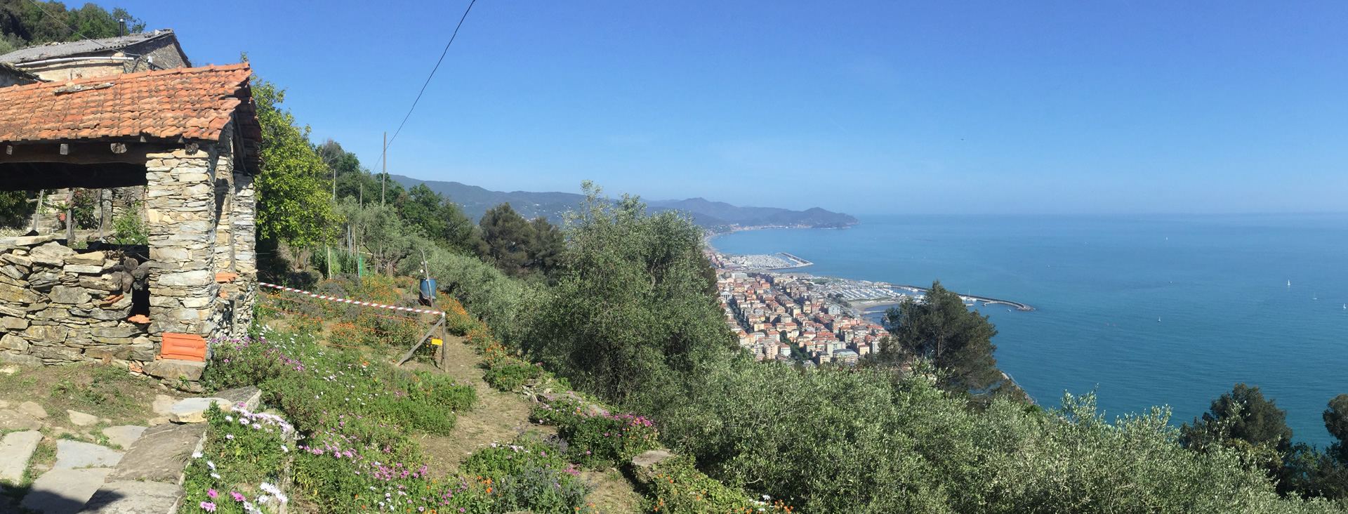 Scorcio panoramico su Chiavari dai rustici sopra il Santuario delle Grazie a 200 m slm